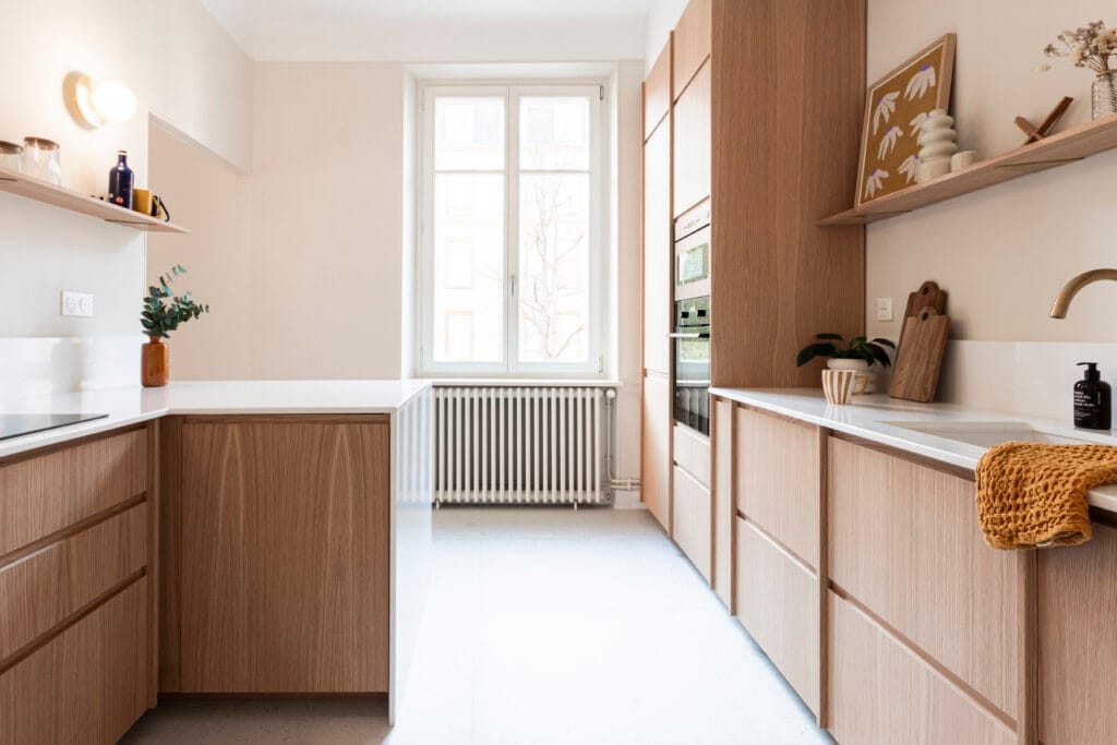 Menuiserie sur mesure signée Plum' Living, Metz — finitions restituées en lumière du matin