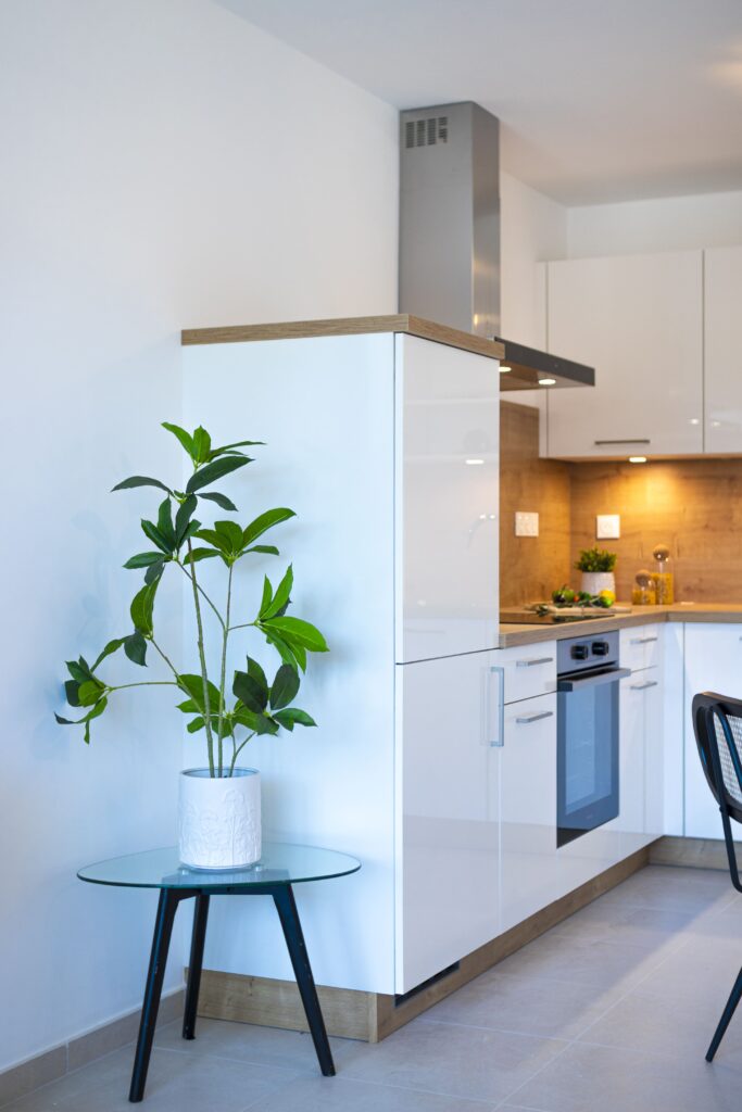 Cuisine agencée et entièrement équipée d'un appartement à Nancy — home staging