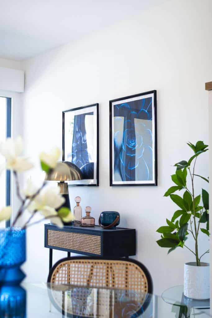 Détail de décoration murale, peintures et fleurs — home staging premium à Nancy