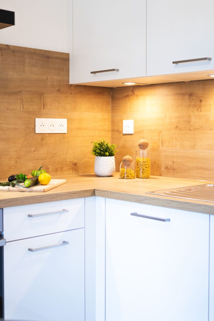 Décoration soignée du plan de travail d'une cuisine à Nancy en lumière naturelle