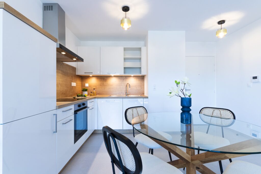 Salle à manger ouverte sur cuisine équipée — appartement à Nancy, décoration d'intérieur