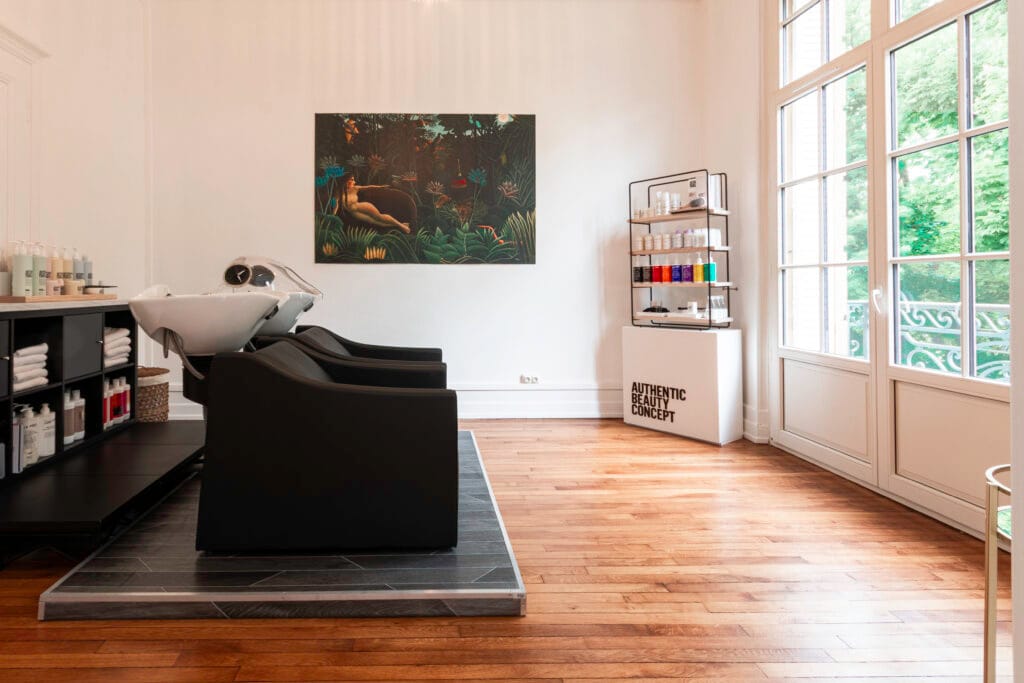 Bacs de lavage et agencement du salon Maison Calista à Metz en lumière naturelle