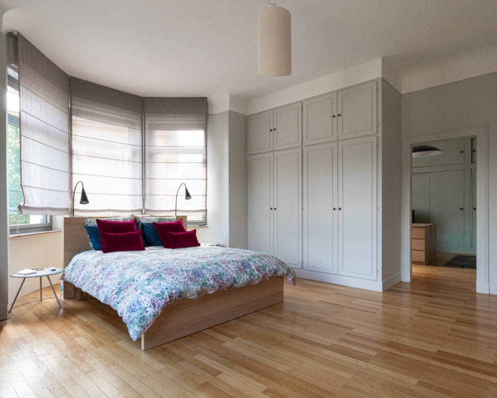 Chambre en bow-window, parquet chêne et placards sur mesure, maison de 1930 à Metz-Queuleu