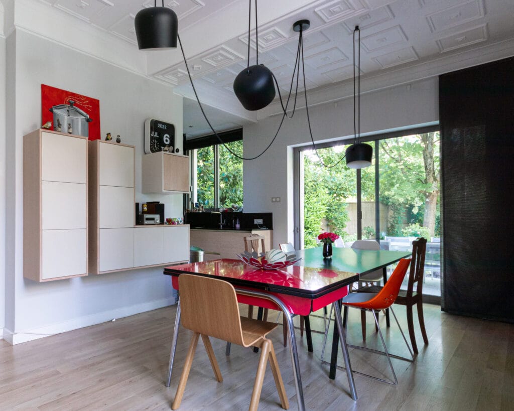Cuisine ouverte sur le jardin, plafond à caissons, maison de 1930 à Metz-Queuleu