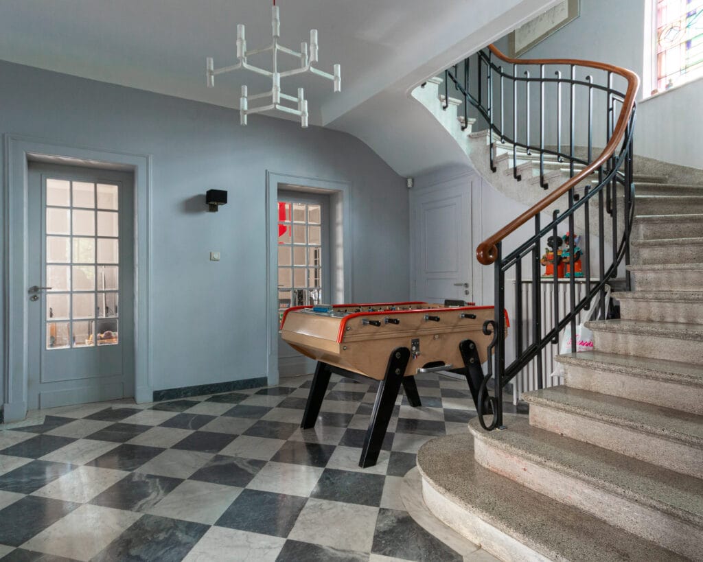 Hall d'entrée, damier de marbre vert et blanc et escalier tournant en granito, maison de 1930 à Metz-Queuleu