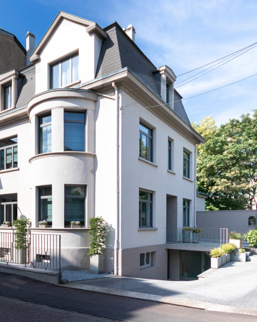 Façade d'une maison de 1930 au centre historique de Queuleu, Metz