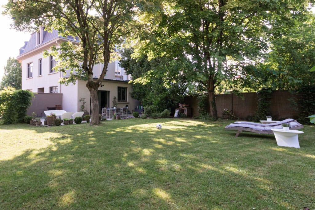 Jardin arboré à l'arrière d'une maison de 1930, Queuleu, Metz