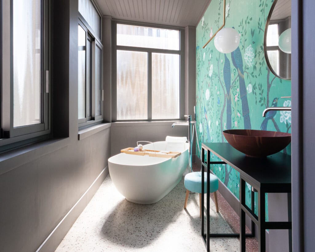 Salle de bain, baignoire îlot, papier peint émeraude et sol terrazzo, maison de 1930 à Metz-Queuleu