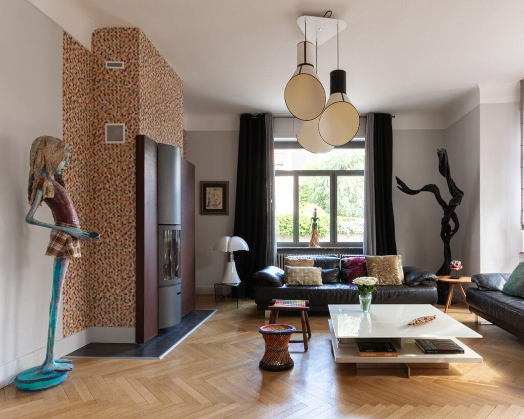 Salon, parquet point de Hongrie et poêle encastré, maison de 1930 à Metz-Queuleu
