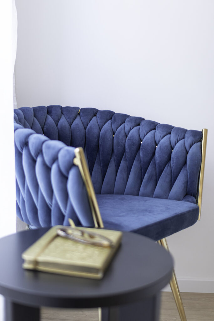 Détail sur la chaise de couleur bleue de la chambre parentale en style velours alcantara