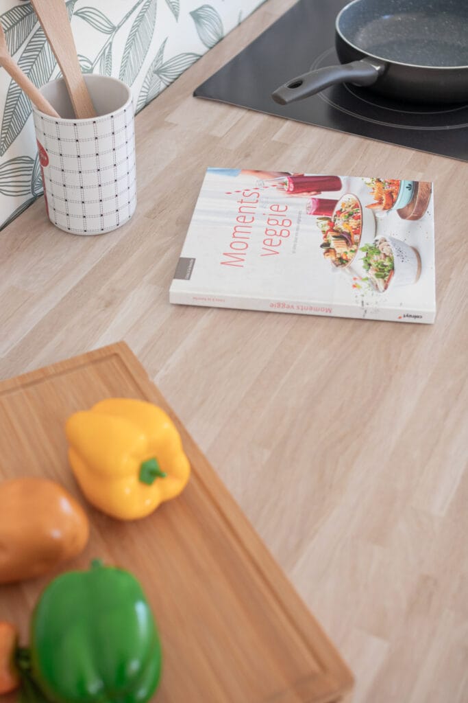 Détail de la cuisine dans cet appartement à Nancy avec un livre de recettes sur le plan de travail