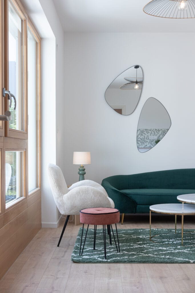 Zoom sur des détail d'un appartement agencé à Nancy et des éléments du salon comme le canapé et table basse